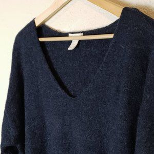 H&M dark blue v-neck stretchy sweater L